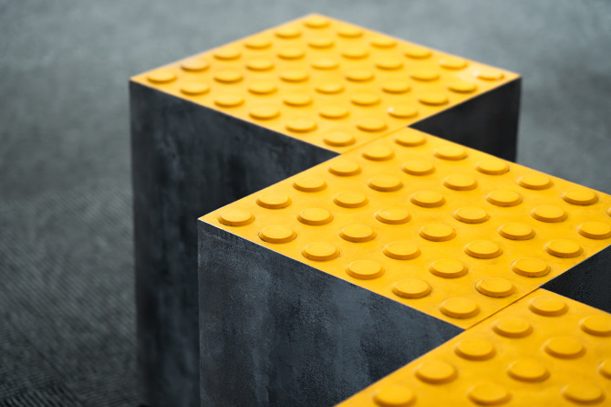 点字ブロックベンチ 