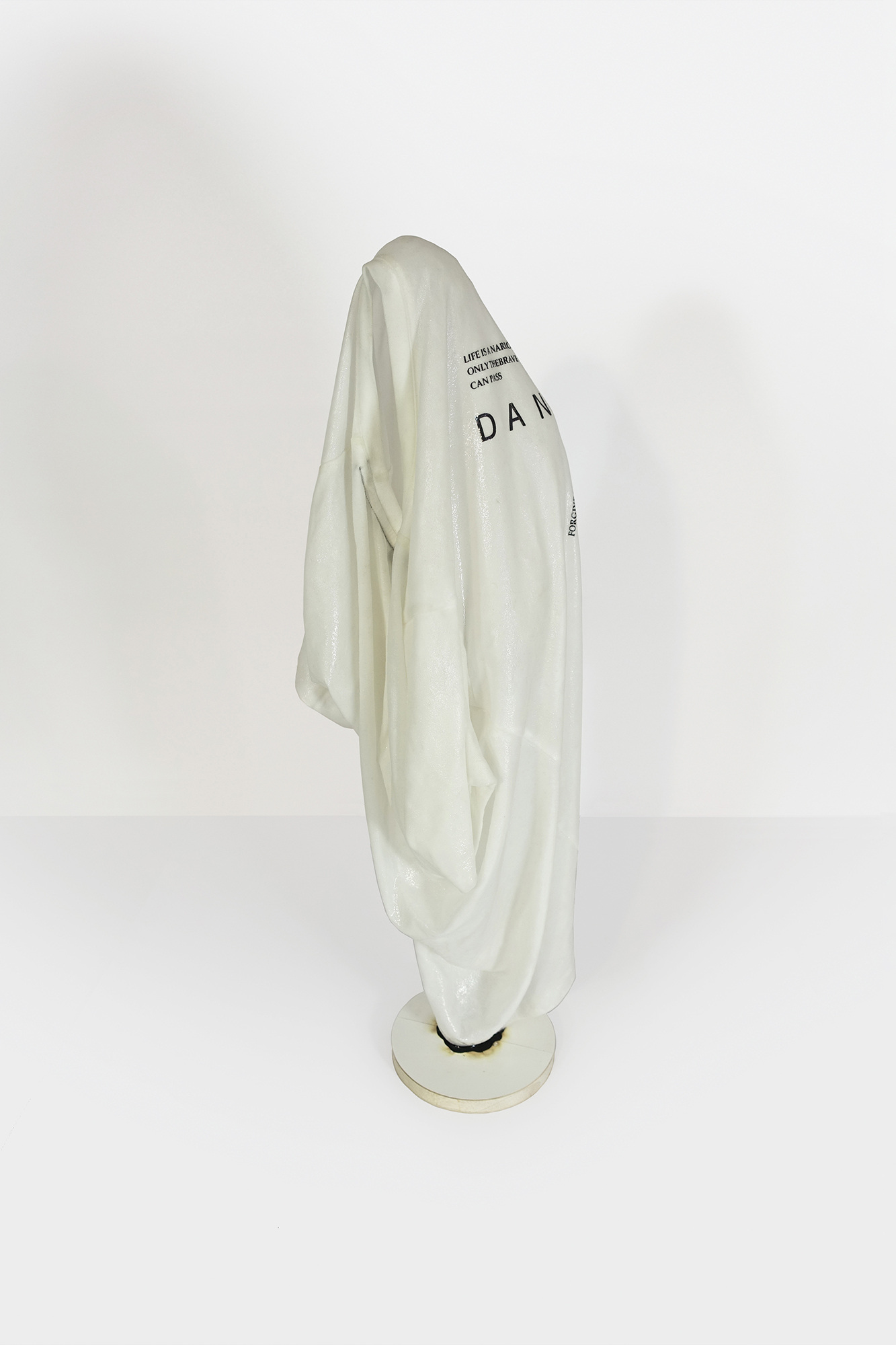 14.-Ni-Hao--DANGEROU--2022--found-t-shirt-and-resin--76-x-23-x-23-cm_1