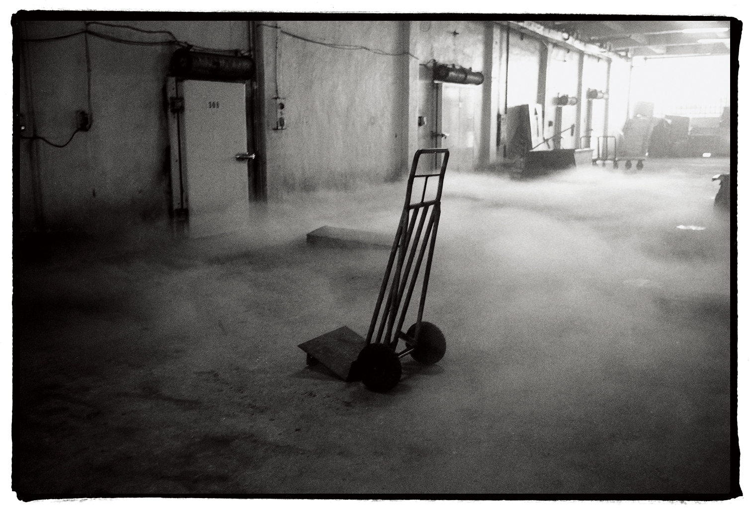 freezingpoint_07-2008_冷凍廠裡的手推車_16X20inch