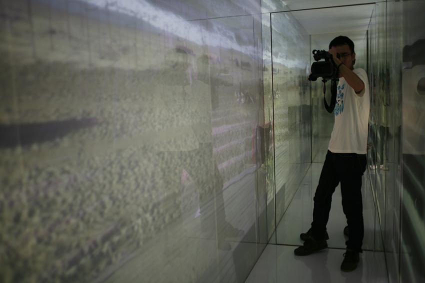 2009_The-Indistinct-Distance_Installation-View-02-2
