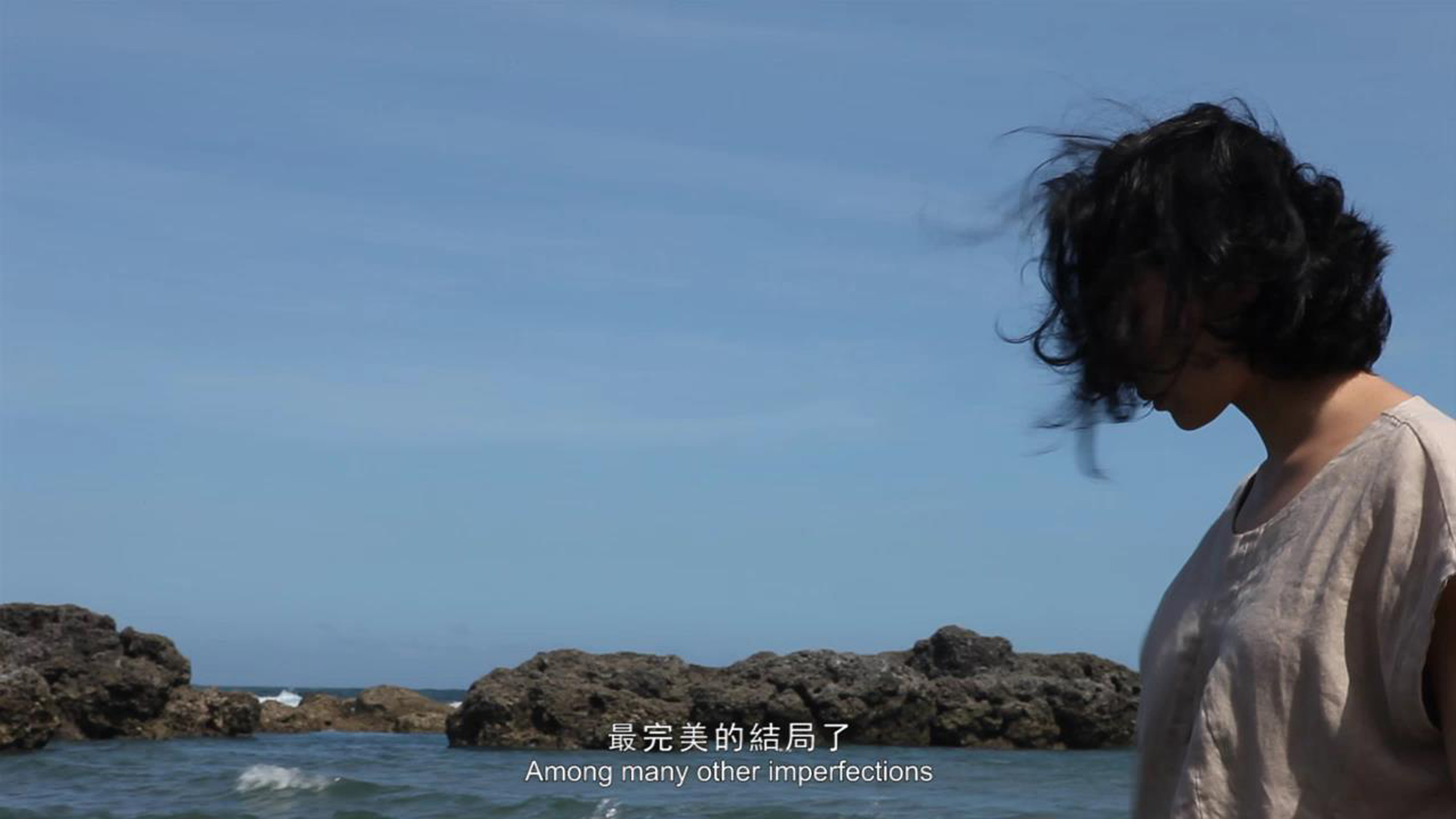 影片擷圖：影片中女子看海的身影