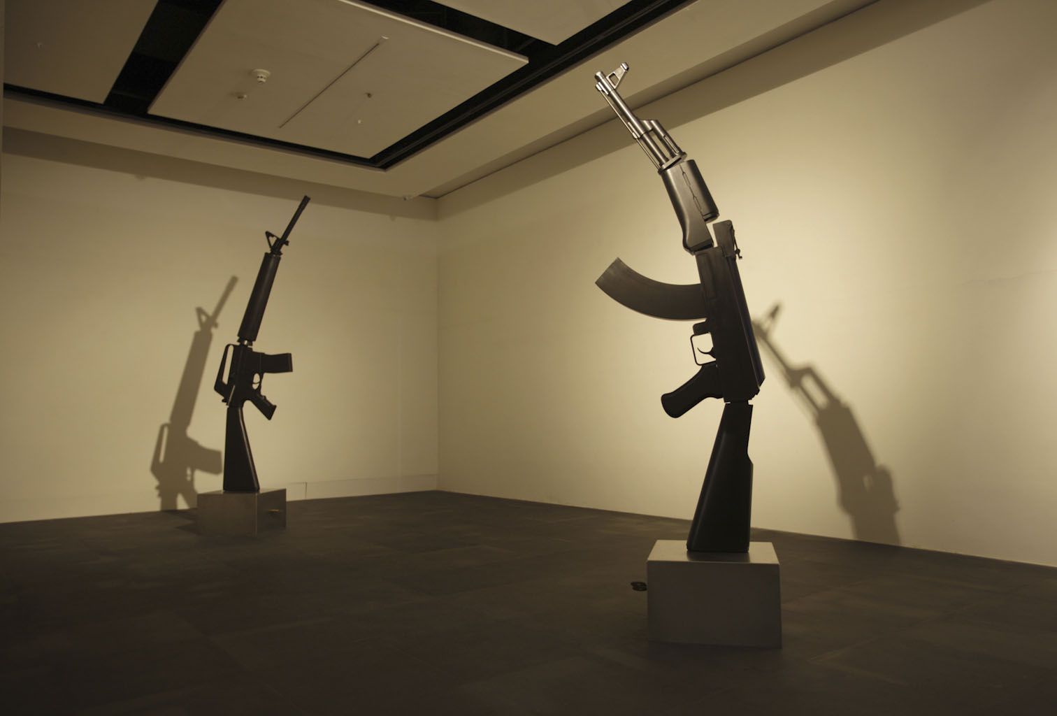 疲軟世界–M16 & AK47