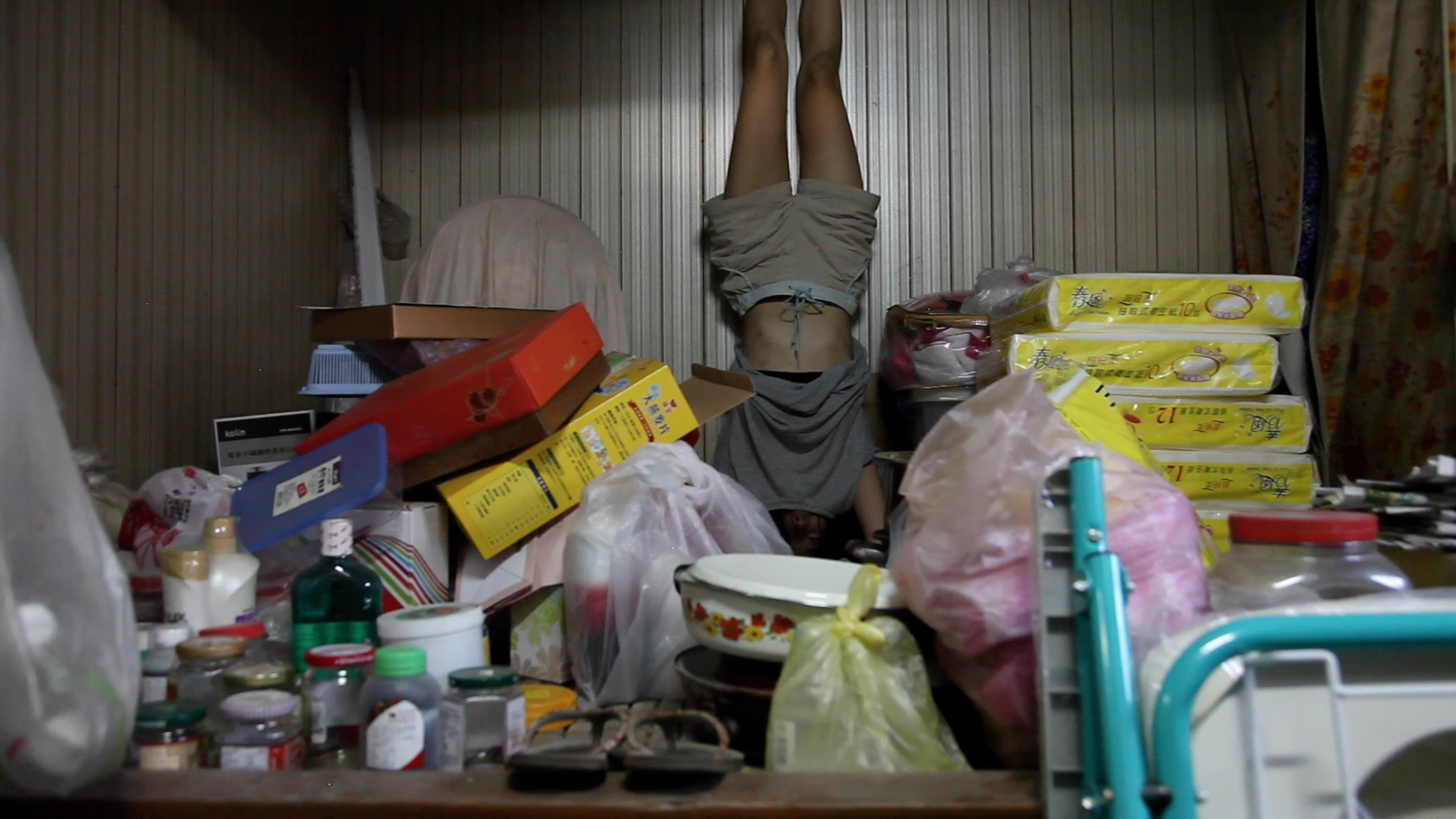 2.CHEN-Szu-Han_FamilyTheatre-2015-video-still-from-video-upside-down-copy