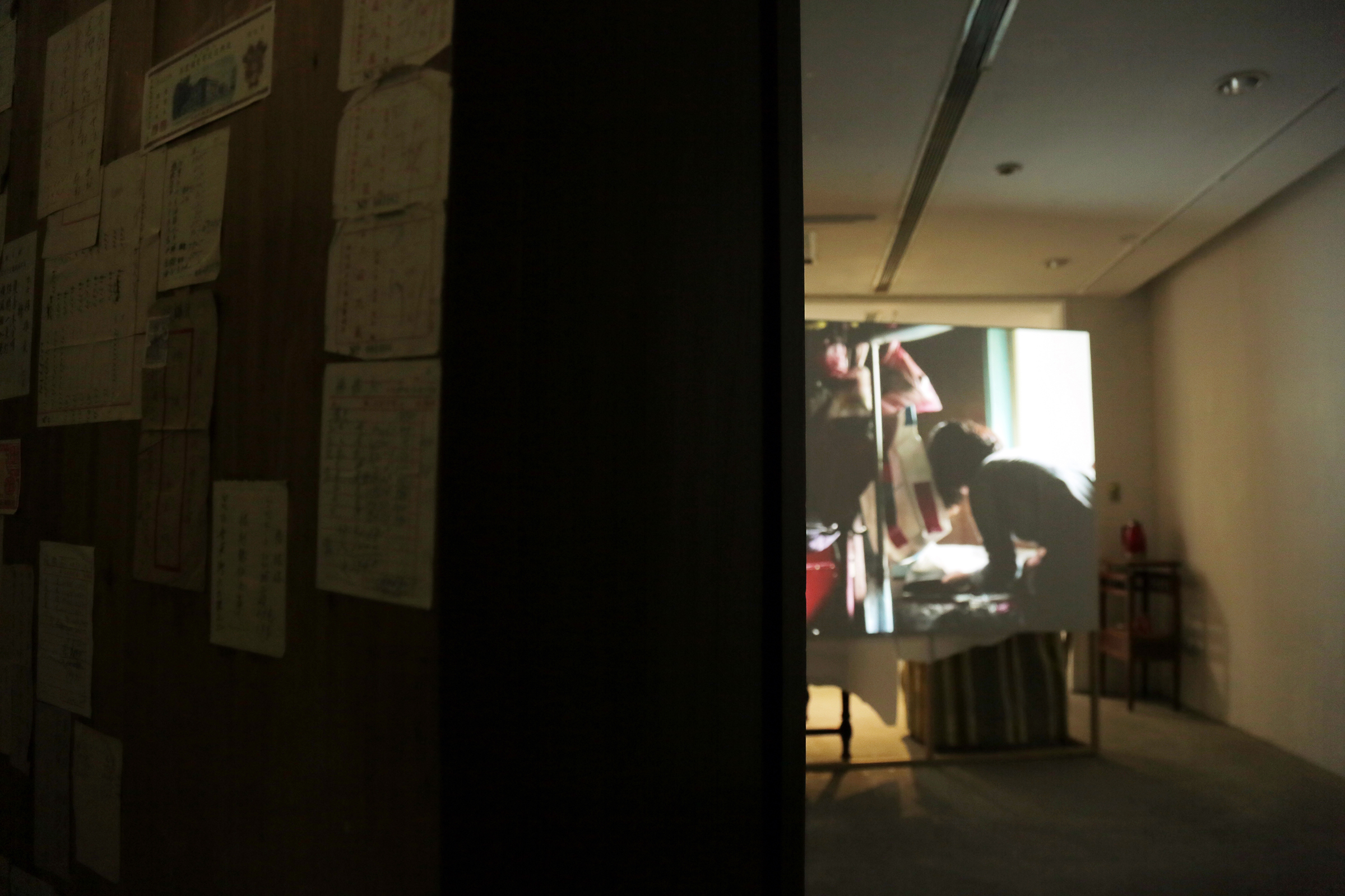 2.CHEN-Szu-Han_FamilyTheatre_installation_souvenir-and-video