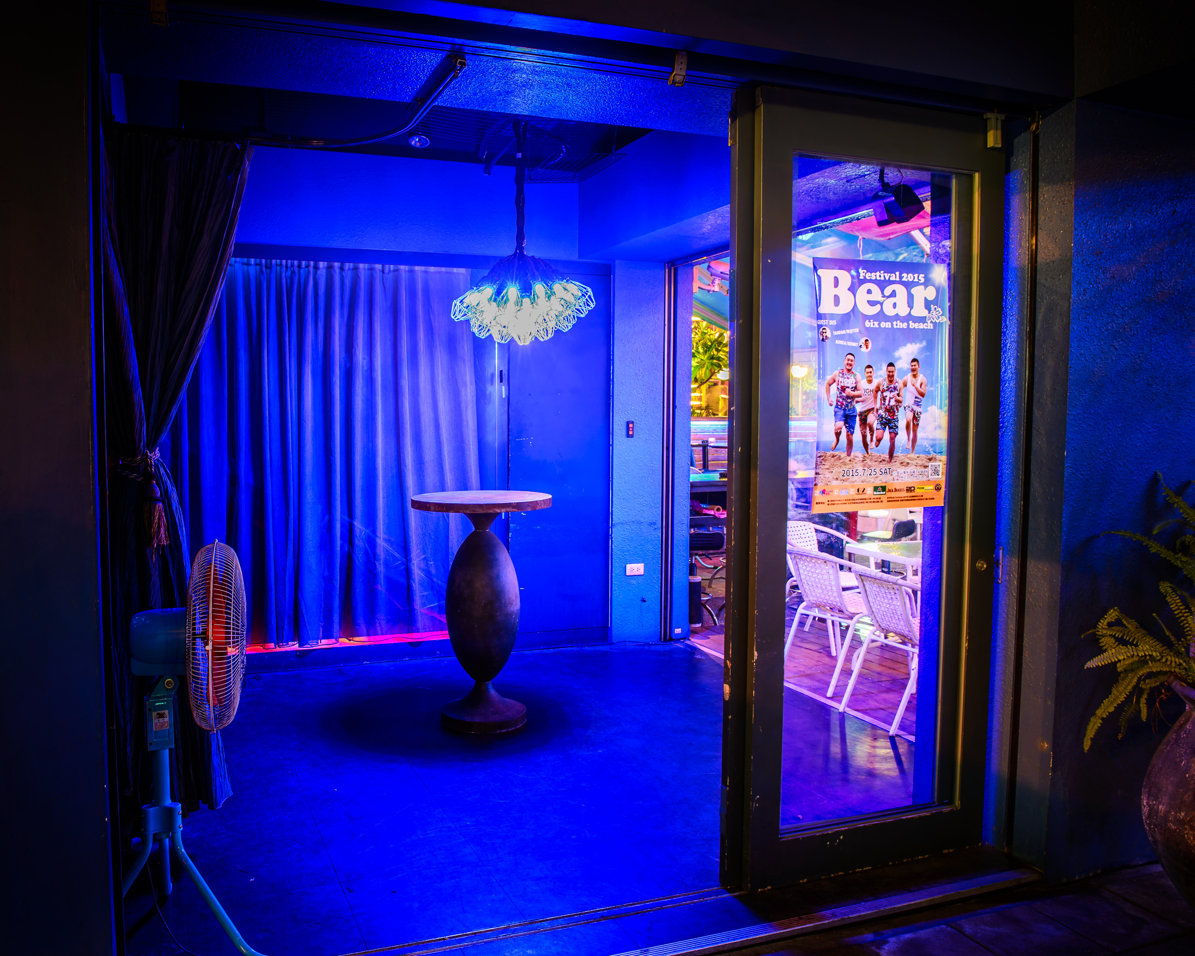 2.-gay-bar-2013