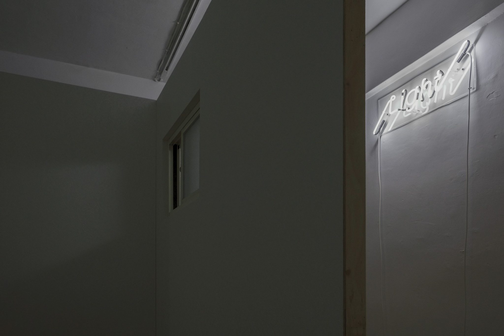 姿勢：被隱藏意義的光局部_180x180x245cm_鋁窗、夾板、木料、踢腳板、壁紙、霓虹燈、攝影輸出一件_2019_edit-scaled