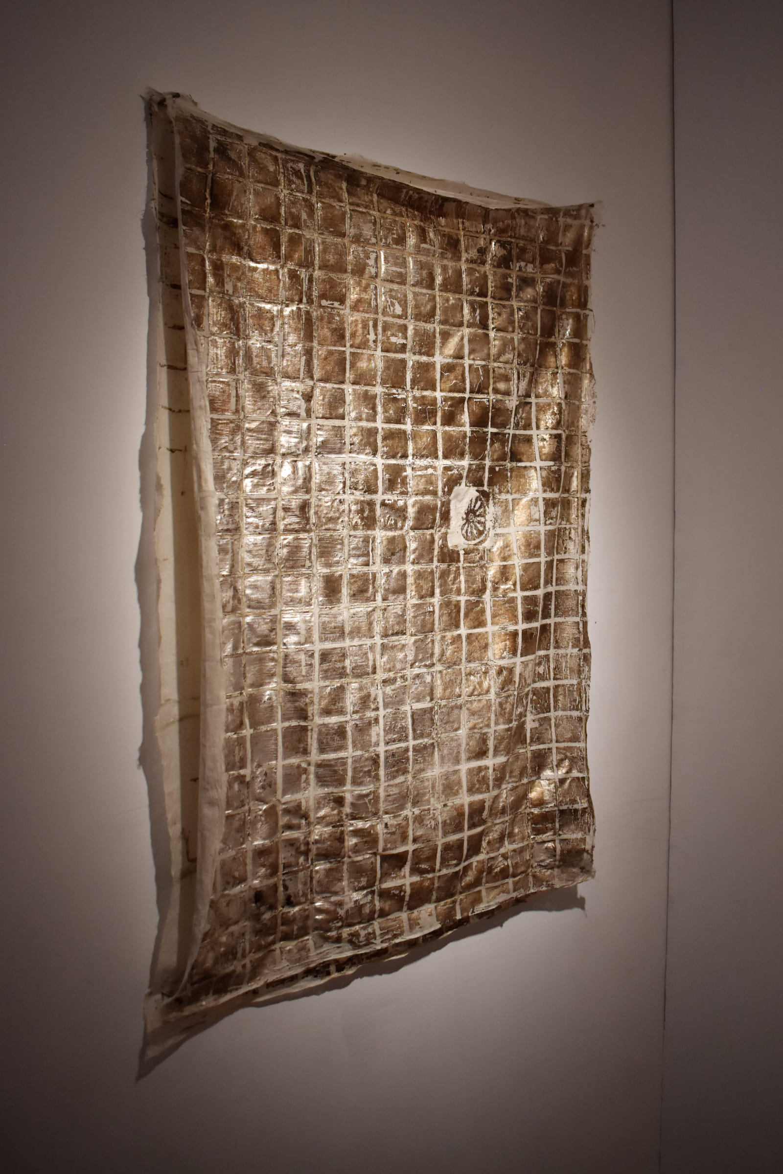 〈渺小〉－〈生活中的不堪卻是必需2〉-Slight-Essential-Yet-Odious-Bathroom-75x113cm-胚布、銀箔、硫磺-grey-silver-foil-sulfur-2018