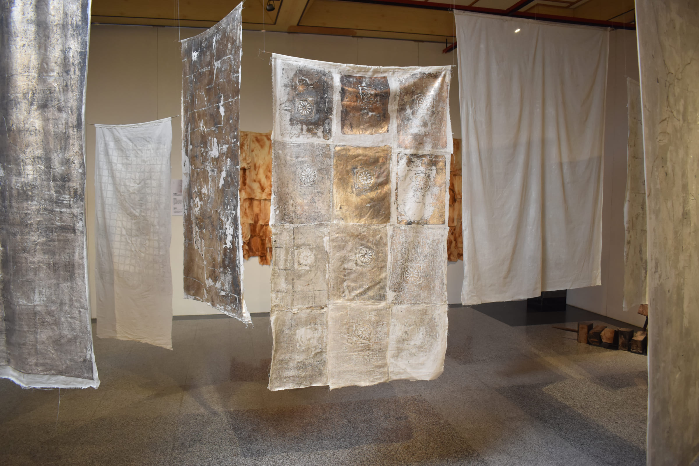 〈渺小〉－〈生活中的不堪卻是必需2〉-胚布、銀箔、硫磺-展場照-2018