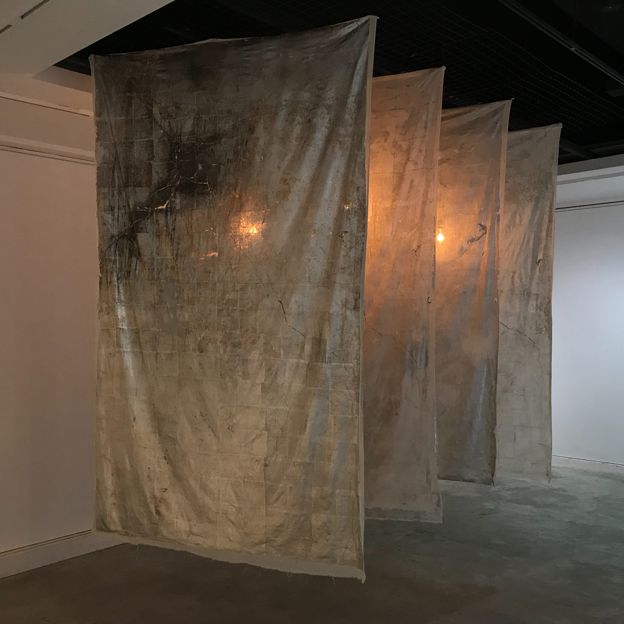 〈渺小〉－〈生活中的不堪卻是必需〉Slight-Essential-Yet-Odious-Studio-130x224cm-胚布、銀箔、鎢絲燈、硫磺-grey-silver-foil-lamp-bulb-sulfur-2018