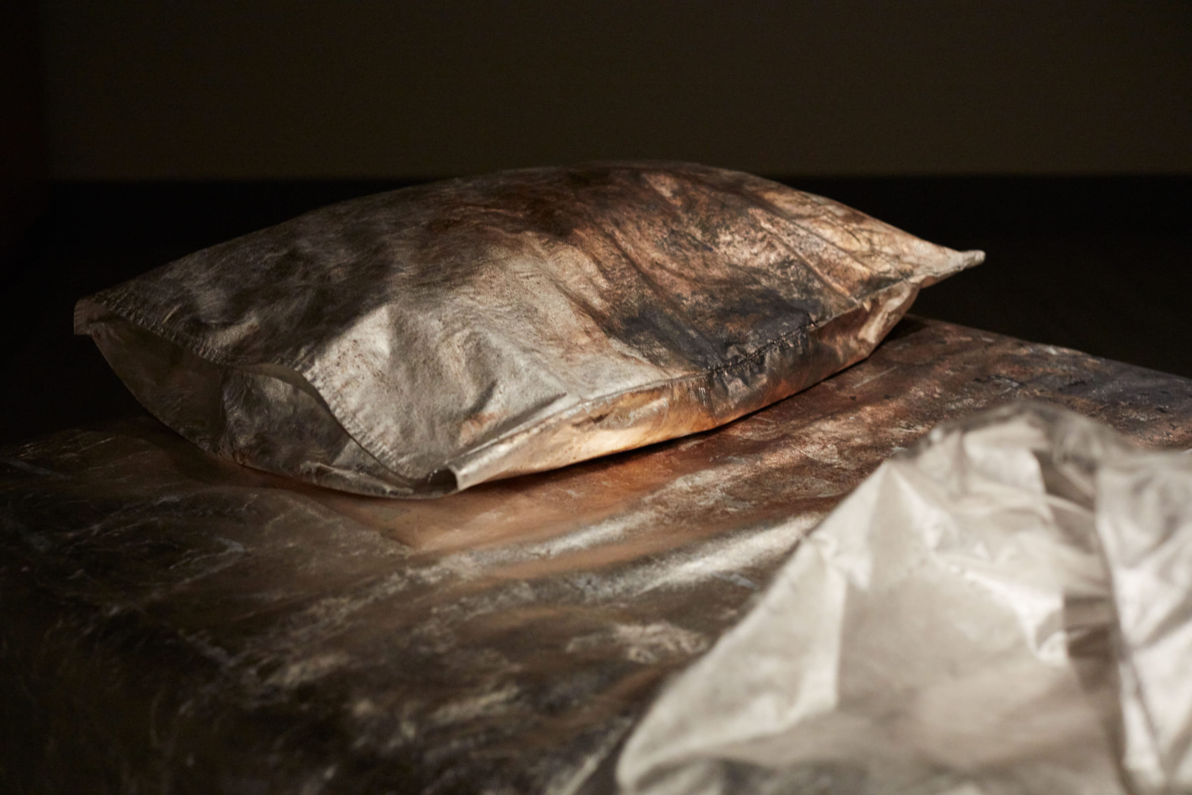 擱淺-Stranding-乳膠、衣物、銀箔、硫磺-Latex-Clothing-silver-foil-lamp-bulb-sulfur-2019-1