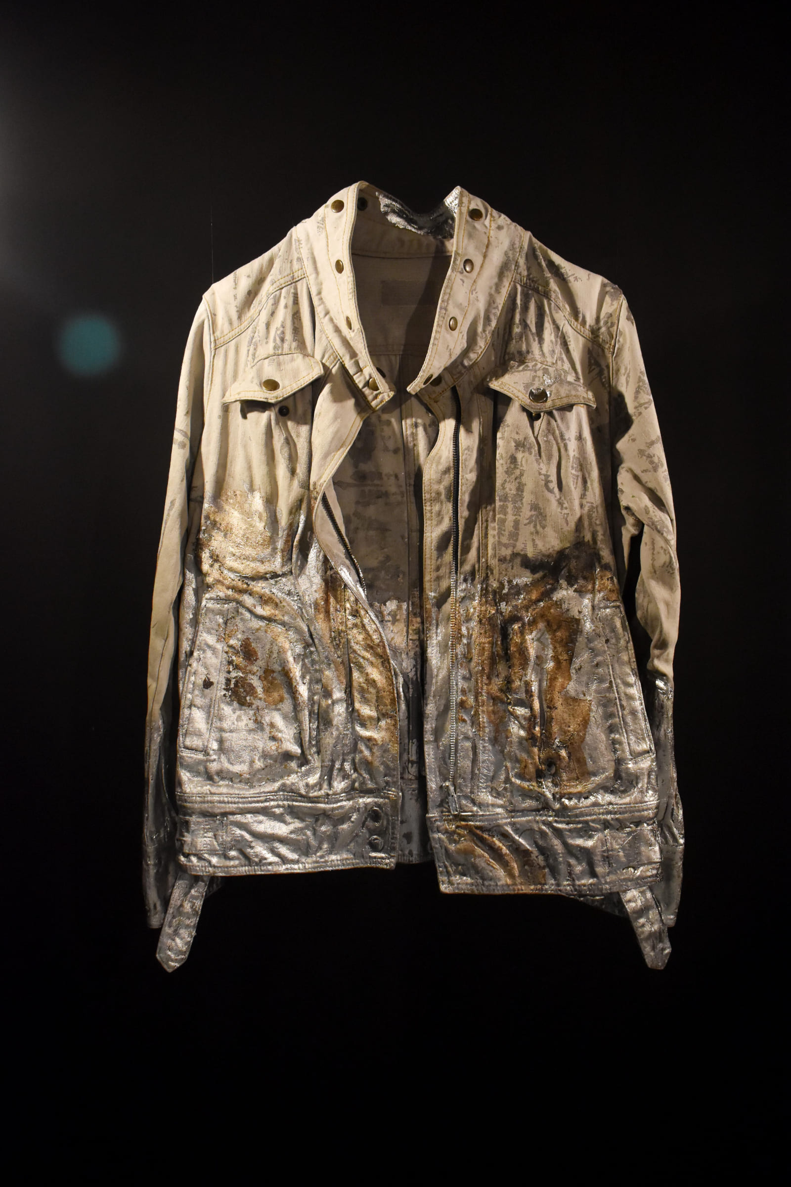 暗室-Dark-Room-衣物、銀箔、硫磺-Clothing-silver-foil-lamp-bulb-sulfur-2019-22