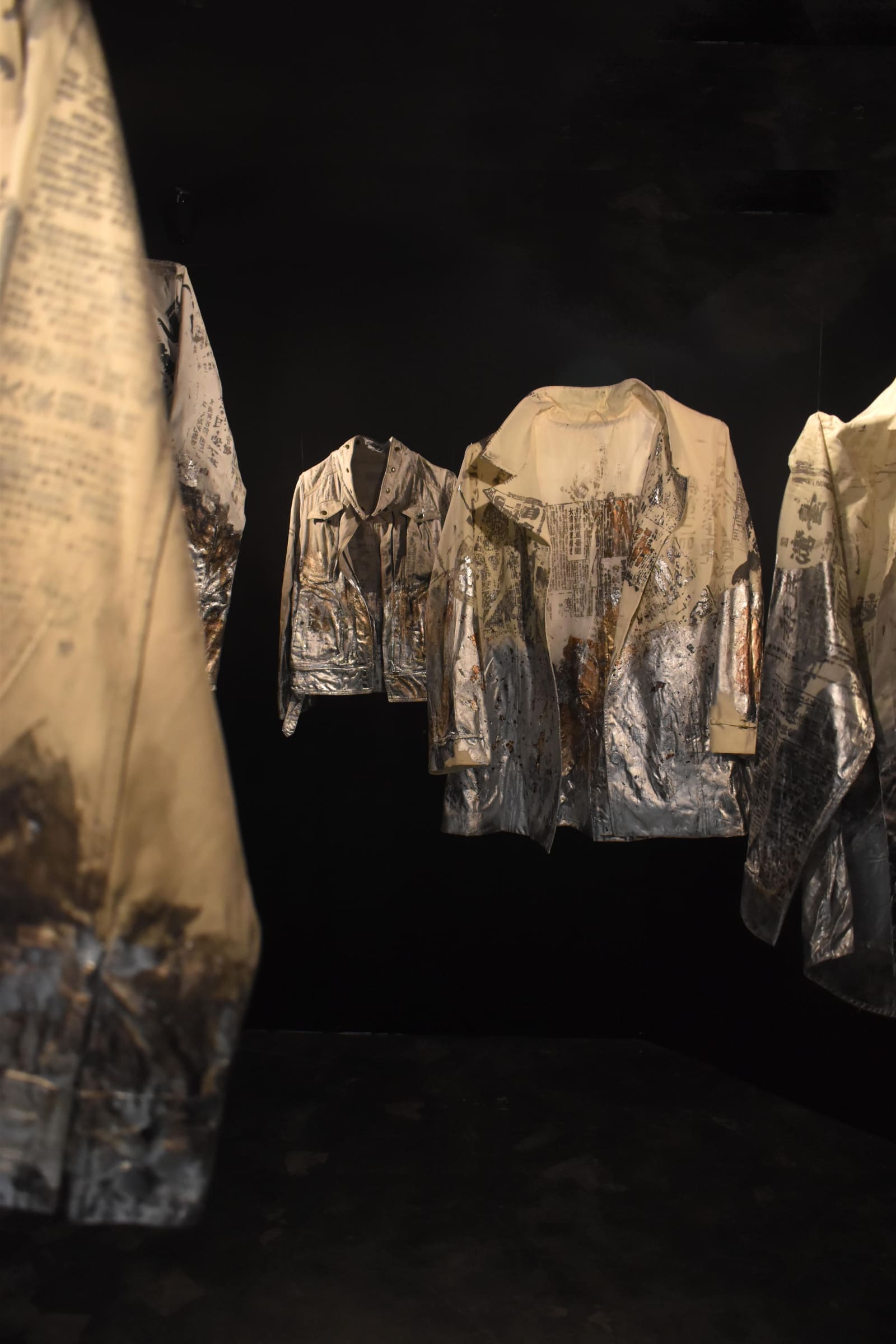 暗室-Dark-Room-衣物、銀箔、硫磺-Clothing-silver-foil-lamp-bulb-sulfur-2019-23