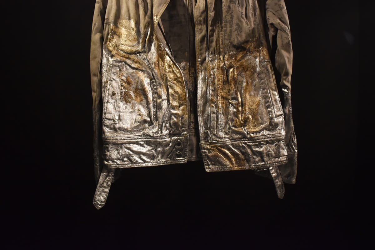 暗室-Dark-Room-衣物、銀箔、硫磺-Clothing-silver-foil-lamp-bulb-sulfur-2019-6