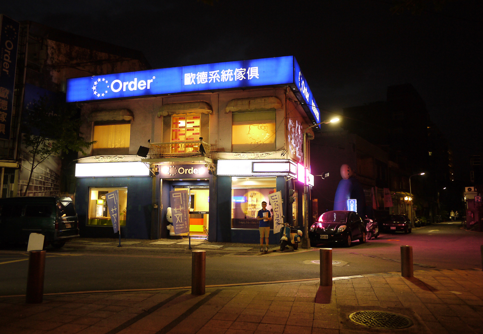 圖3：歐德傢俱中山店展場，吳耿禎進行其行為創作《尋找看展覽的人》記錄。