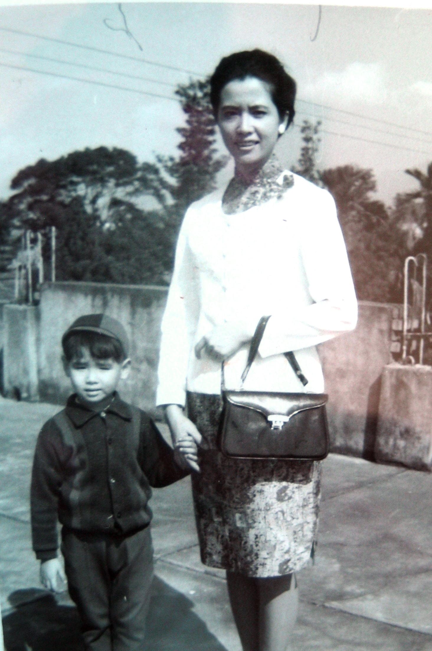 FM_2006_Young-Lee-Mingwei-with-his-mother-1969