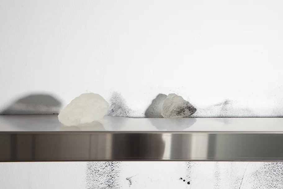 移山-Move-the-mountain-不鏽鋼、環氧樹脂、活性碳-Stainless-steel-epoxy-activated-carbon-依場地裝置而定.-Dimension-variable.-2021