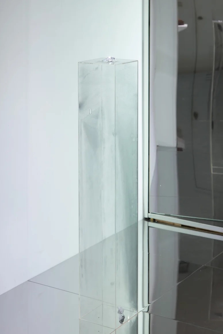 褪去之後-After-metabolism-鋁箔、壓克力-Aluminum-foil-acrylic-依場地裝置而定.-Dimension-variable-2021