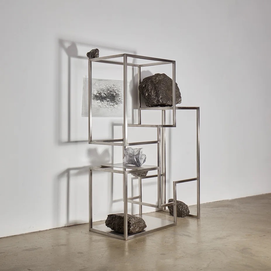 離岸-不鏽鋼、透明片、碳.-H91x26x60cm-.-2021-Beyond-the-surface-Stainless-steel-transparent-sheet-carbon.-2021
