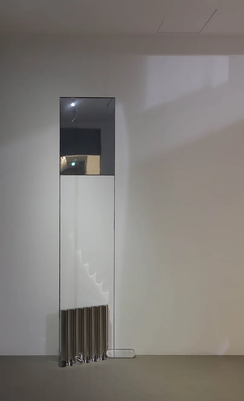 頻寬222-Ｂandwidth-222-不鏽鋼、壓克力、鏡面貼膜、碳粉-Stainless-steel-acrylic-mirror-film-toner-依場地裝置而定.-Dimension-variable.-2022