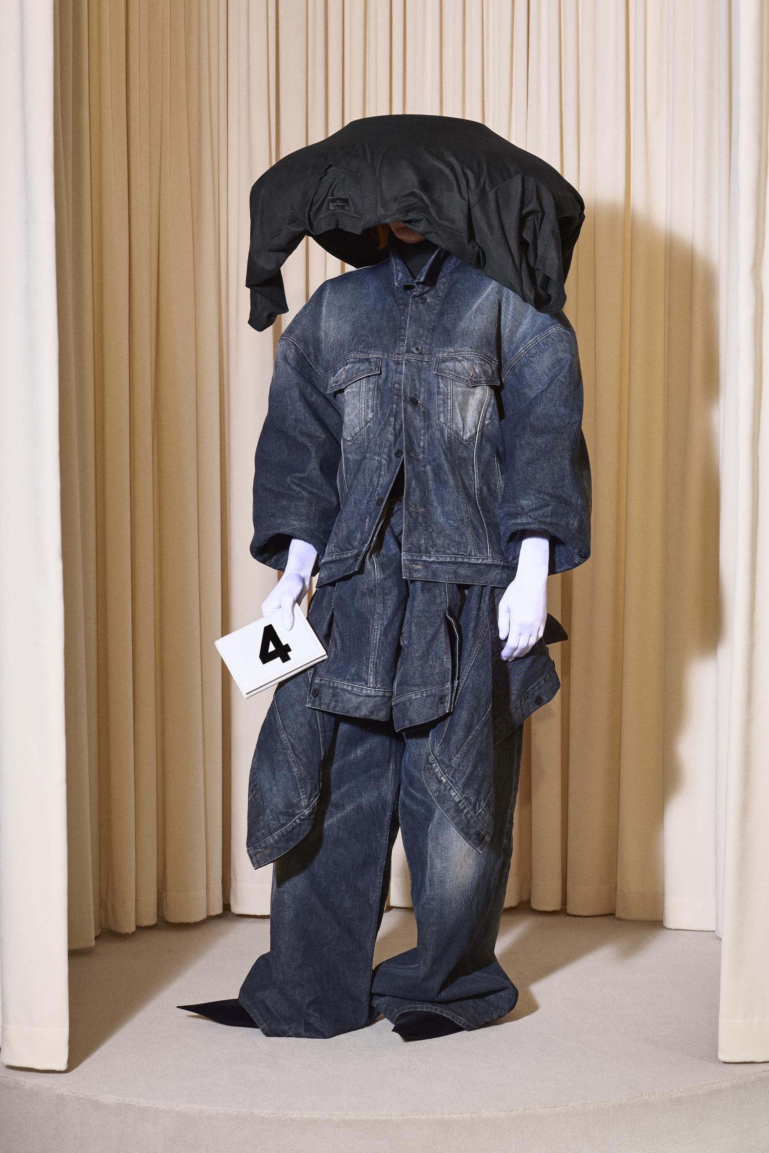 T-shirt hat for Balenciaga 53rd Couture Collection Look 4
