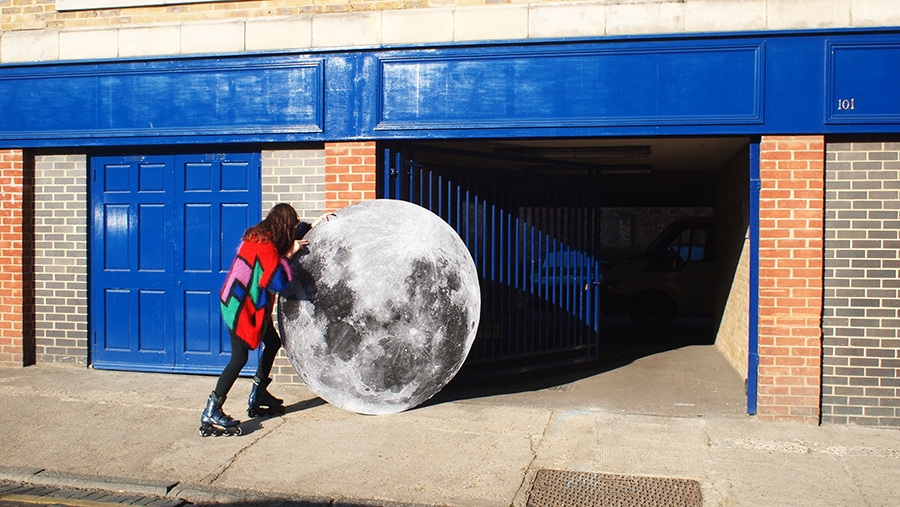 Moon5900_900